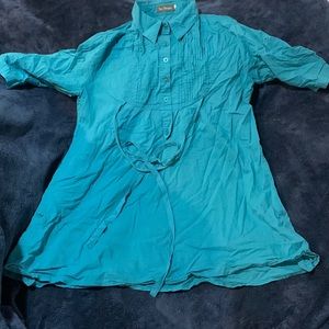 Is a shirt blue aqua, from the brand "The Hanger", size Large.